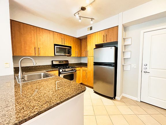 4th image of 1021 N Garfield St
