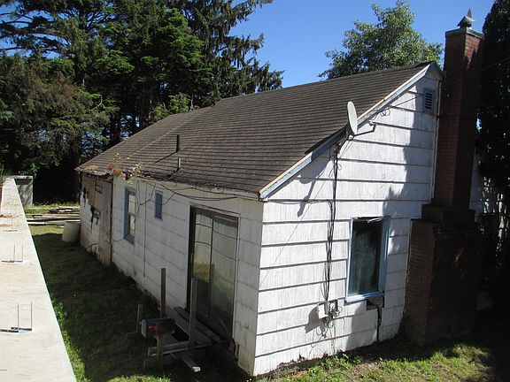 5th image of 831 SW Galley Ave