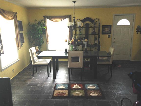 5th image of 323 Lexington Dr