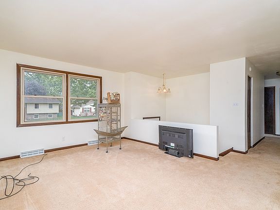 4th image of 1605 Carlton Ct