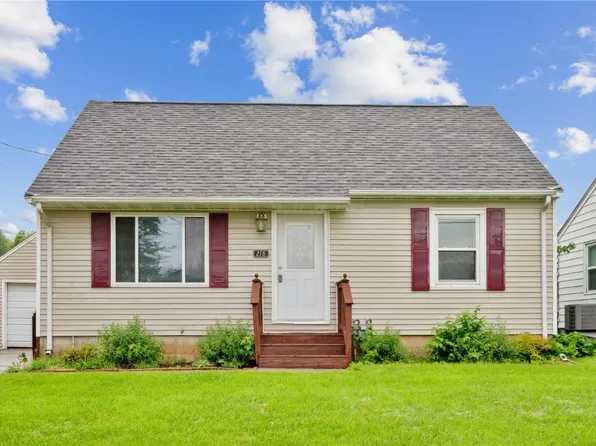 218 22nd St NW, Cedar Rapids, IA 52405