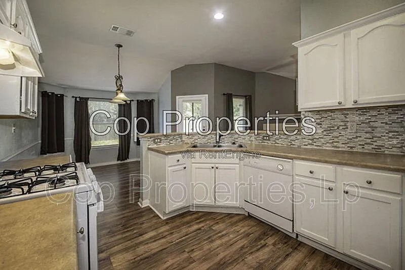 3 bed, 2.0 bath, $1,695 — Photo 3