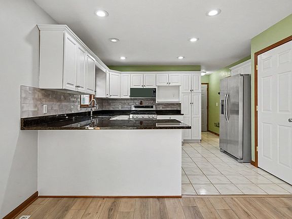 4th image of 5 Shore Manor Dr