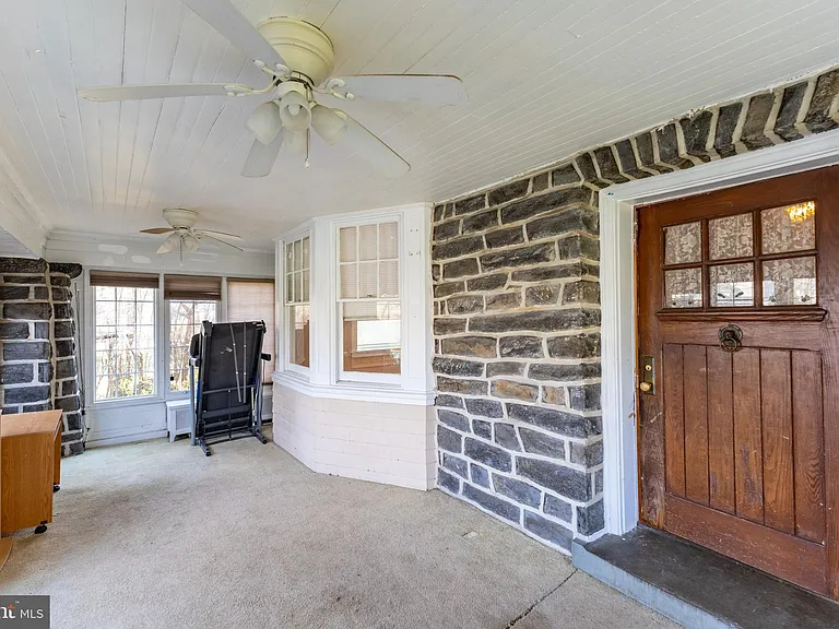 2216 Georges Ln — Photo 5