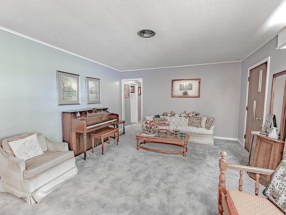 4th image of 1807 Evelyn Dr