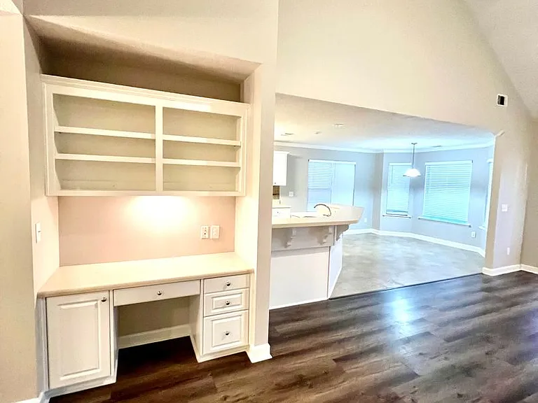 702 Wickham Dr — Photo 4