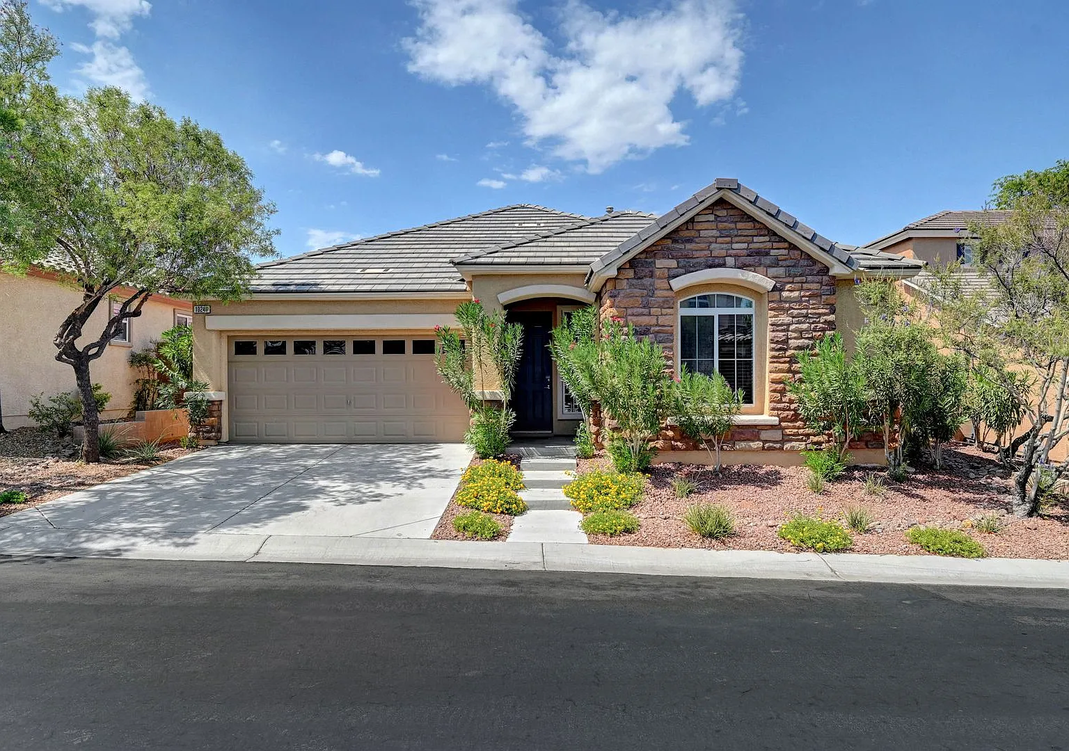 Single Story Home in Gated Community with Providence Las Vegas — Photo 2