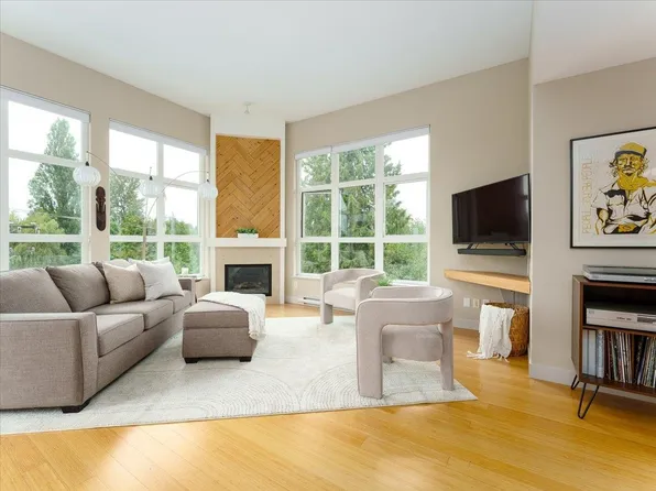 3732 Mount Seymour Pkwy #402, North Vancouver, BC V7G 1C3