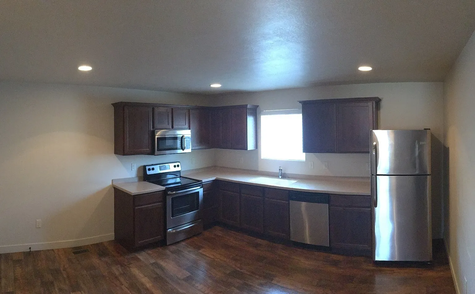 3 Story Townhome w 1 car attached garage, great amenities + location!! — Photo 2