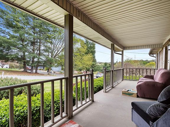 3rd image of 2560 Lakemont Cir