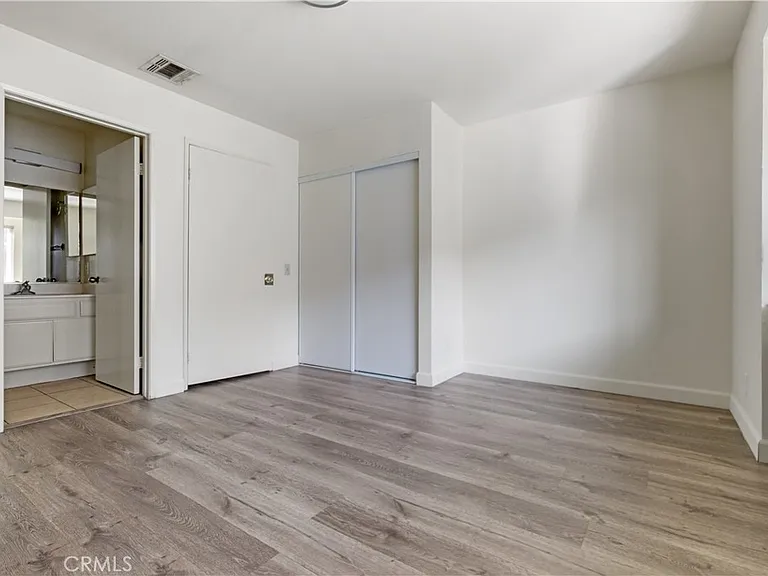 2726 S Menlo Ave — Photo 17