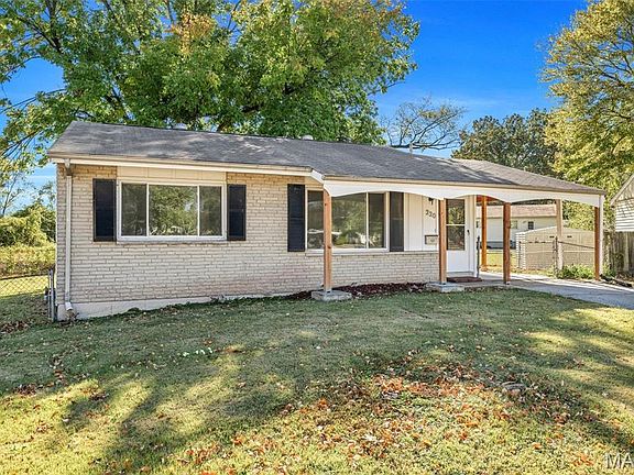 2nd image of 220 Versailles Dr