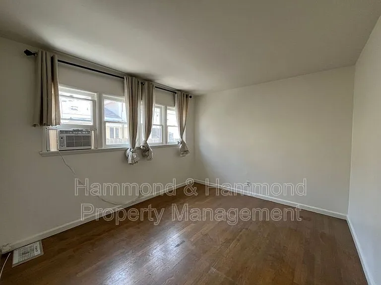 11044 Otsego St — Photo 10