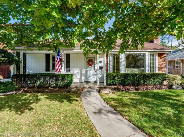 15526 Buckingham Ave, Beverly Hills, MI 48025