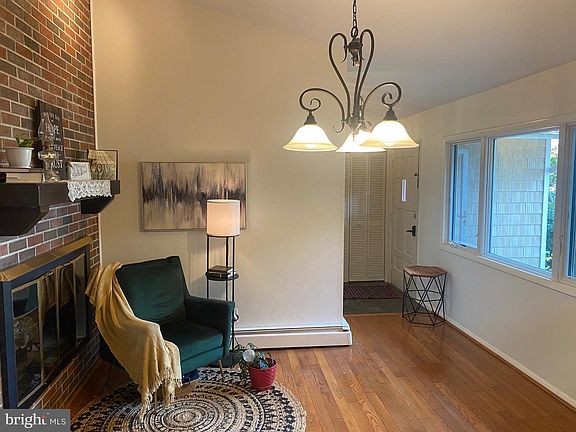 4th image of 117 W Adams St