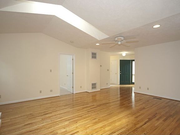 5th image of 305 Jefferson Dr