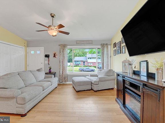 4th image of 21 E Avon Dr