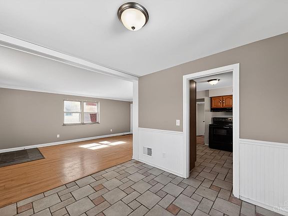 4th image of 3317 Buell St