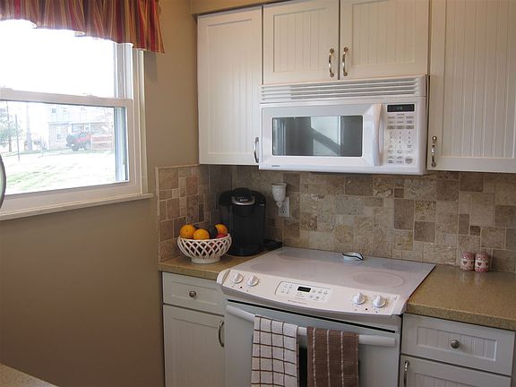 5th image of 33 Sherwood Dr