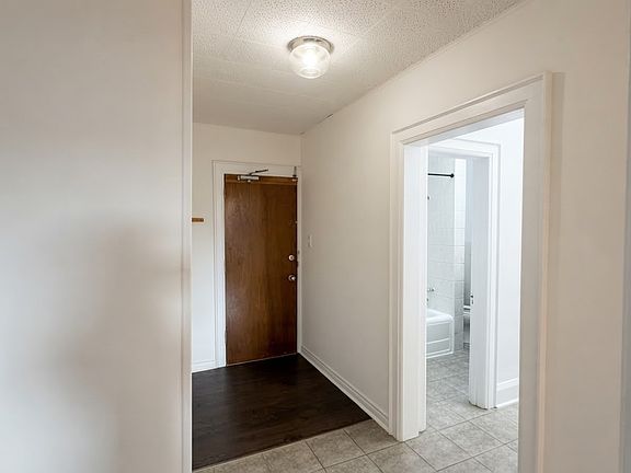 4th image of 2903 Lakeshore Rd W #2