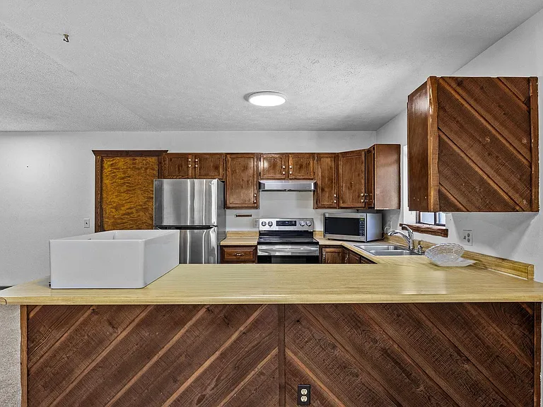 1108 Parkwood Ln — Photo 5