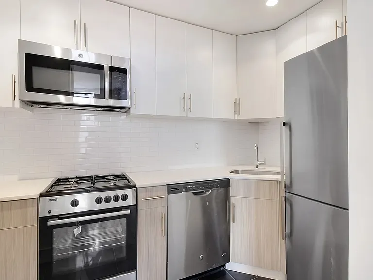 212 W 20th St #5F — Photo 3