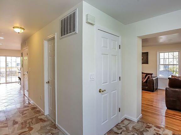 4th image of 920 Howard Ave