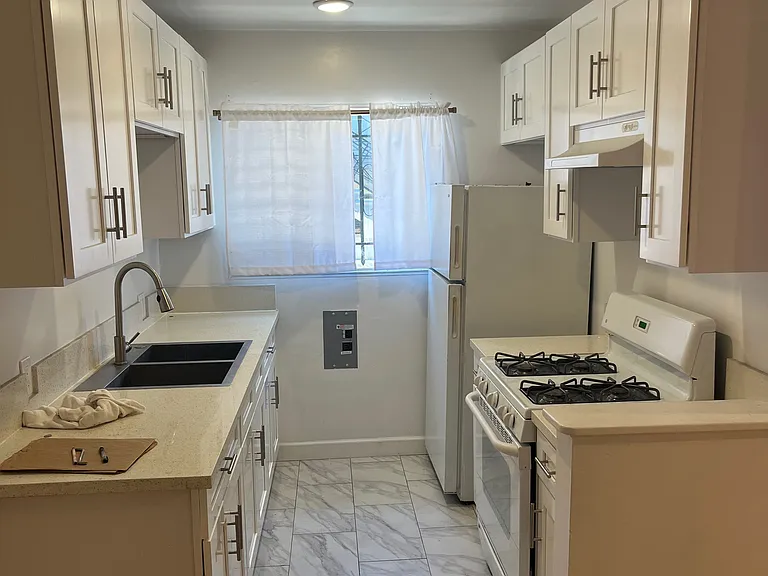2-1224 N Mansfield Ave — Photo 1