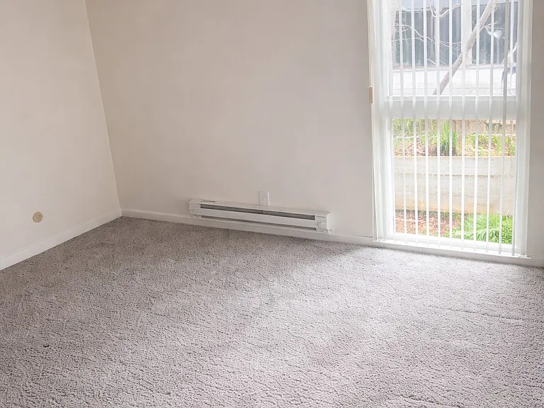Carlmont Heights Apartments — Photo 7