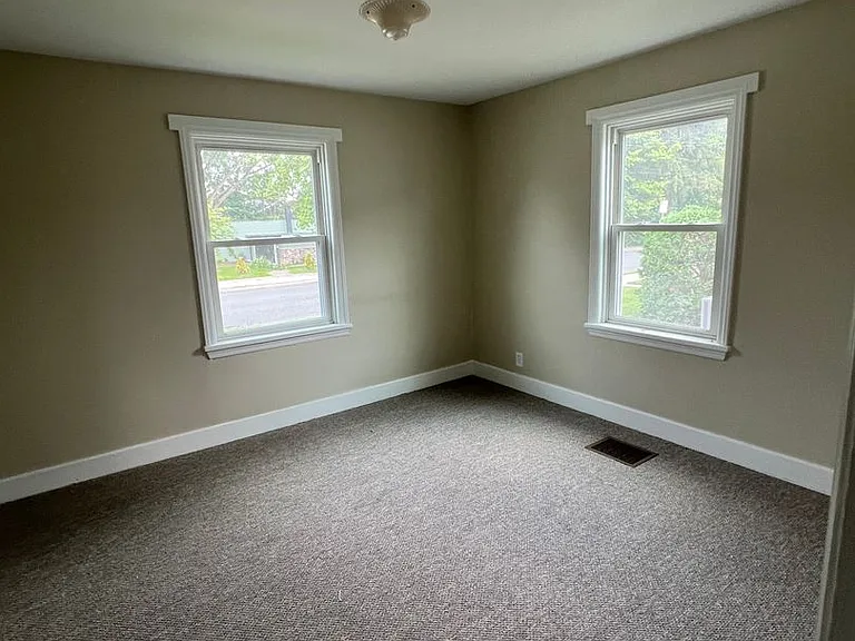 262 McKnight St — Photo 5