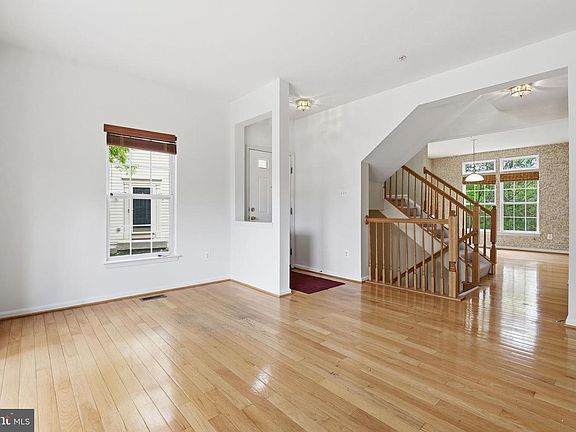 3rd image of 211 Arbor Vista Ln