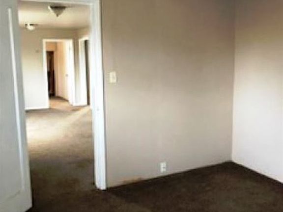 4th image of 101 W Chelan St
