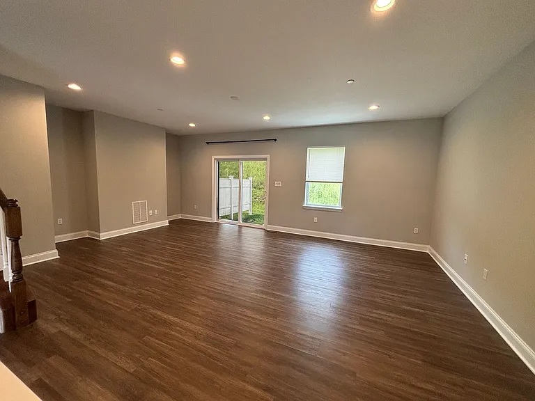 70 Hawthorne Dr — Photo 6
