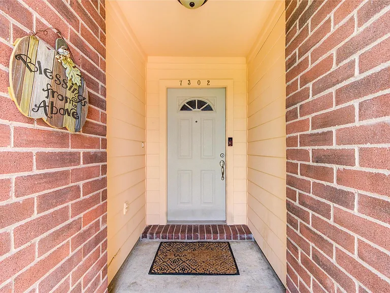 7302 Greenwood Point Dr — Photo 2