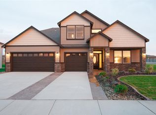 878 Pikes Peak Dr, West Richland, WA 99353