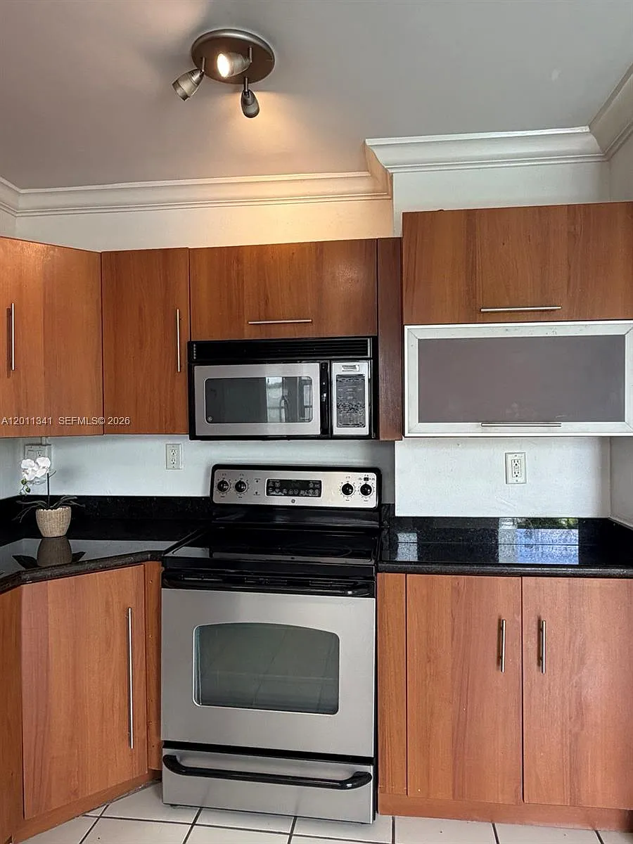 Building Photo - 820 Salzedo St #202