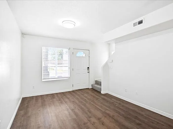 475 N Redwood Rd — Photo 2