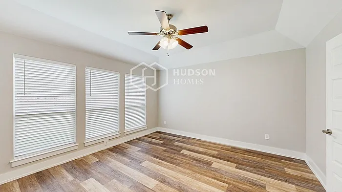 318 E Lake St — Photo 11