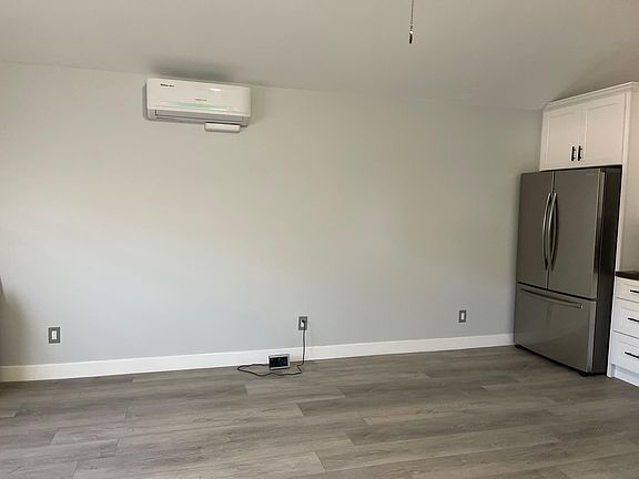 4th image of 23417 Vanowen St