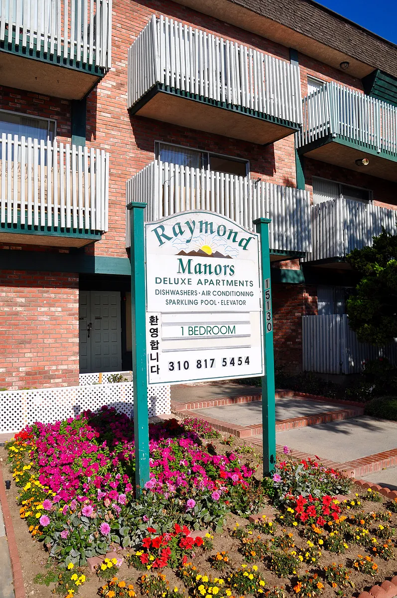 Building Photo - Raymond Manor