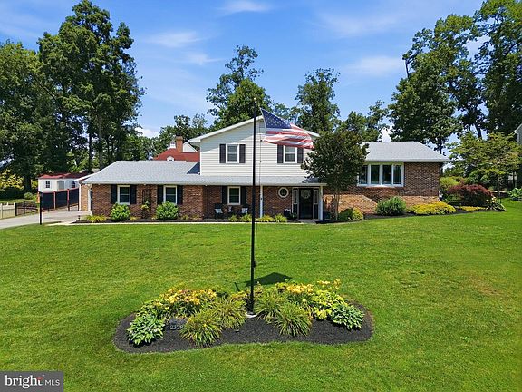 3rd image of 2329 Fairway Dr
