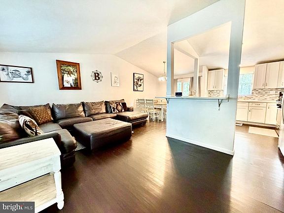 3rd image of 727 Moonraker Ct