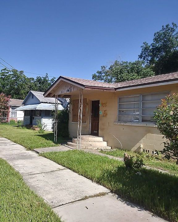 1st image of 1617 W 8th St