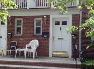 7524 255th St, Glen Oaks, NY 11004
