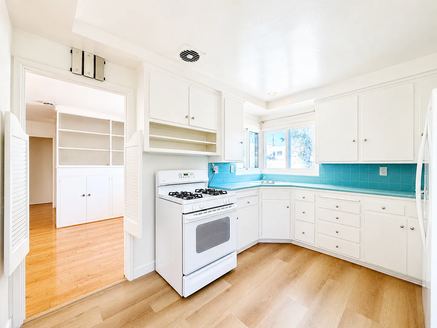 Charming 3 Bed 2 Bath Home In Westchester! — Photo 2