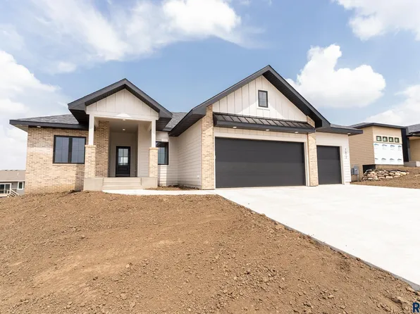 1612 W River Bend St, Brandon, SD 57005