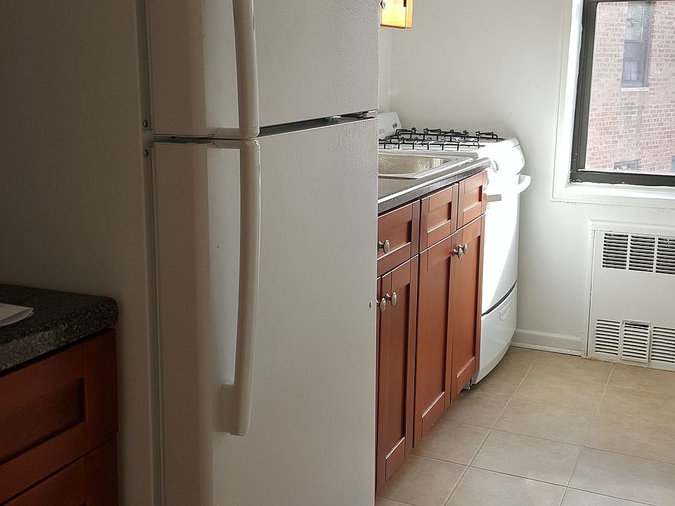 2nd image of 2004 Glenwood Rd APT 3D