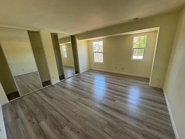1070 Hawthorne Dr — Photo 11