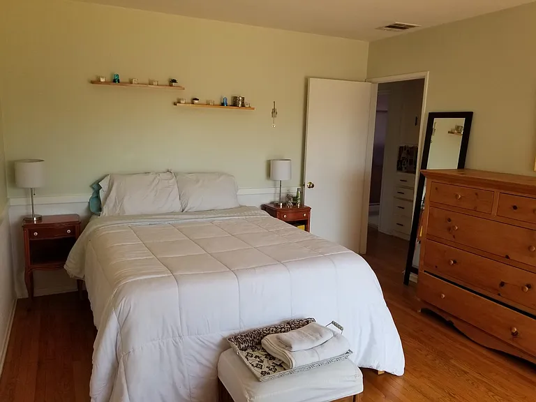 Sweet tranquility and cleanliness. No clutter. Less is more.