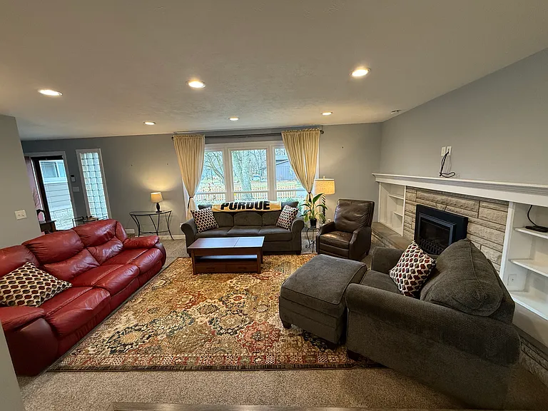 large living room to socialize or study